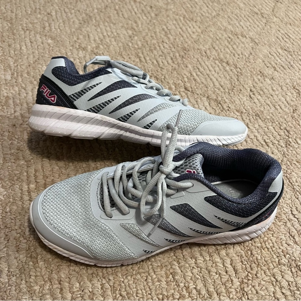 Women’s Fila gray and pink memory foam tennis shoes size 9